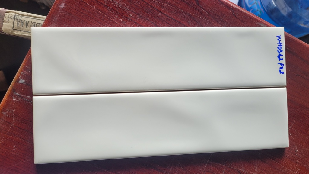 Gạch thẻ trắng  bóng lượn mặt KT 75*300mm