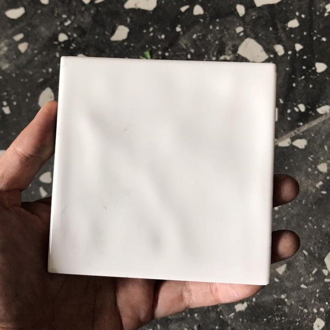 Gạch thẻ Việt Nam, Trắng kem bóng lượn, KT 100x100 mm, WH0404P_SA, Loại 1 (1 hộp/ 50 viên/ 1.125m2)